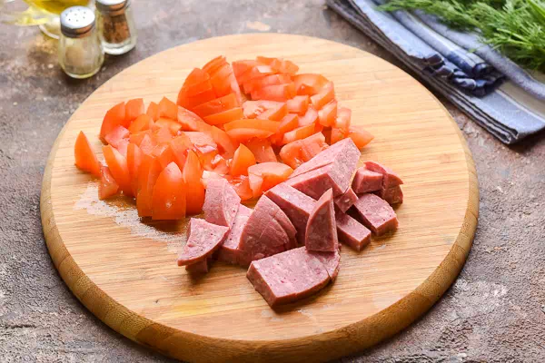омлет с помидорами и колбасой рецепт фото 2